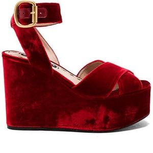 ALICE + OLIVIA RED VELVET PLATFORM WEDGES SIZE 38.5 NIB